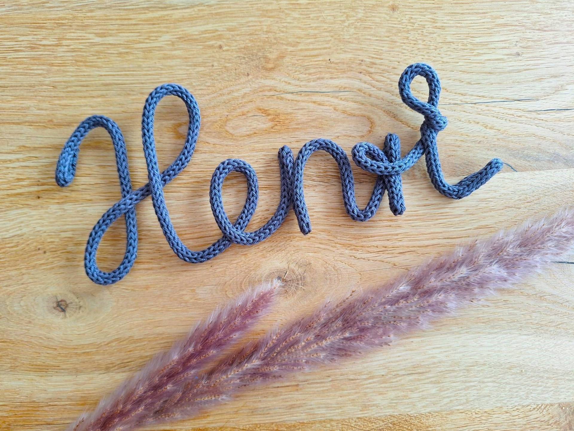 Personalisierter Schriftzug Name Aus Wolle Gestrickt Namensschild Strickname Geschenk Geburt Geburtstag Draht Gehäkelt Stoffname Hochzeit Personalisierter Schriftzug Name Aus Wolle Gestrickt Namensschild Strickname Geschenk Geburt Geburtstag Draht Gehäkelt Stoffname Hochzeit von 17Maschen
