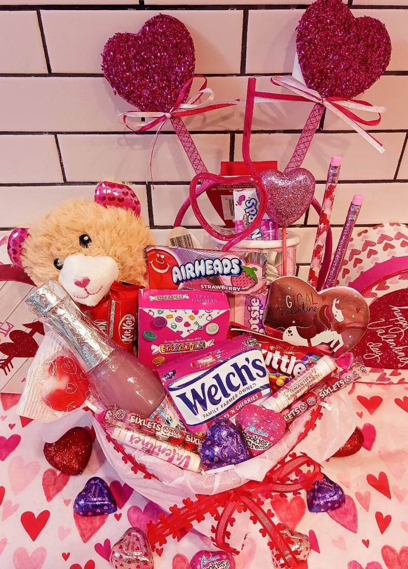 Valentinstag Kinder Mädchen Geschenkkorb Teddybär Plüschtier Schaumbad Herz Stirnband Tootsie Rolls Gummy Candy Buntstifte Einhorn Notizblöcke von 365giftbasket