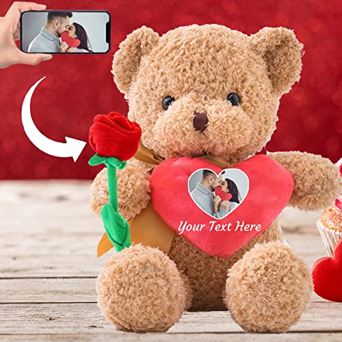 ADORSUN Personalisiert ValentinsGeschenke Teddybär mit Herz, Personalisierte Teddybär mit Rose und Schleife mit Namen+ Foto, ValentinsGeschenke für Männer Geburtstagsgeschenk für Frauen (25cm) von ADORSUN