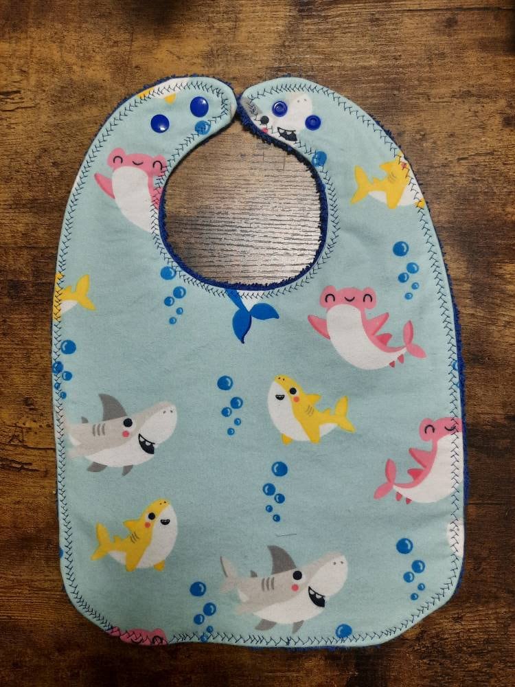 Happy Sharks Wasserdichtes Lätzchen Für Kleinkinder Happy Sharks Wasserdichtes Lätzchen Für Kleinkinder von AJsBibBoutique