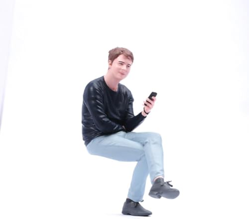 AMITD Sitting Man Looking at Cell Phone Figure in Cozy Pose - Black Shirt, Light Blue Jeans, Black Shoes, 1/18 to 1/87 Scale Young Man with Sitting Posture (Painted, 1/18) von AMITD