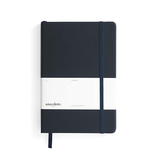 Klassisches Notizbuch von Anecdote. Linierte und linierte Seiten, dickes Papier, Hardcover, Schreibblock, A5 (8,3 x 5,4) Größe A5 (5.8'' x 8.3'') Blau (Ink Blue) von ANECDOTE.