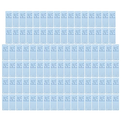 ANKROYU PU Leder Etikett handgefertigte DIY -Nähzubehör 100pcs Weiche Vogelfarbe 4 Löcher Tags für Brieftaschen Tuch Handwerk Superfasermaterial 2x5 cm (Himmelblau) von ANKROYU
