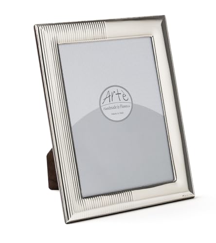 ARTÉ 13 x 18 Bilderrahmen aus Silber mit Rückseite aus Holz, gestempelt Ag, Made in Italy. Der Rahmen hat einen Anlaufschutz 1008/13 x 18BIL ARTÉ 13 x 18 Bilderrahmen aus Silber mit Rückseite aus Holz, gestempelt Ag, Made in Italy. Der Rahmen hat einen Anlaufschutz 1008/13 x 18BIL von ARTÉ