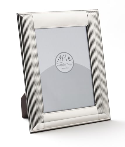 13 x 18 Bilderrahmen aus Silber mit Rückseite aus Holz, gestempelt Ag, Made in Italy. Der Rahmen hat einen Anlaufschutz 1504/13 x 18BIL 13 x 18 Bilderrahmen aus Silber mit Rückseite aus Holz, gestempelt Ag, Made in Italy. Der Rahmen hat einen Anlaufschutz 1504/13 x 18BIL von ARTÉ