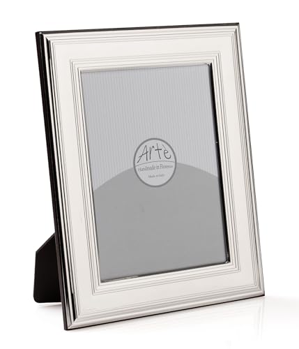 13 x 18 Bilderrahmen aus Silber mit Rückseite aus Holz, gestempelt Ag, Made in Italy. Der Rahmen hat einen Anlaufschutz 2025/13 x 18BIL 13 x 18 Bilderrahmen aus Silber mit Rückseite aus Holz, gestempelt Ag, Made in Italy. Der Rahmen hat einen Anlaufschutz 2025/13 x 18BIL von ARTÉ