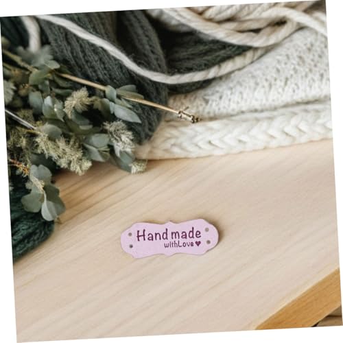 ARTSEWPLY 100 Stück Handgeprägte Veloursleder Etiketten Zweilochige Namensschilder zum Annähen Weiche Mikrofaser Kleidungsetiketten Bunte DIY Labels für Hüte Kleidung und Handarbeiten von ARTSEWPLY