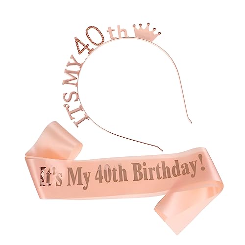 ARTSEWPLY 2 Stück Teiliges Set Geburtstagskrone und Schärpe Kreative Fotodeko für Partys Glänzendes Stirnband aus Zinklegierung und Satin für Frauenfeiern und Erinnerungsfotos von ARTSEWPLY