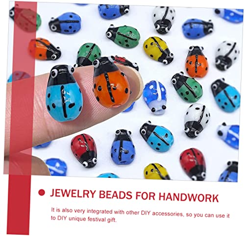 ARTSEWPLY 50 Stück Bunte Glasperlen mit Marienkäfer Design Handgefertigte DIY Schmuckperlen für Armbänder Halsketten und Basteldekoration Vielseitig für Kreative Schmuckgestaltung von ARTSEWPLY