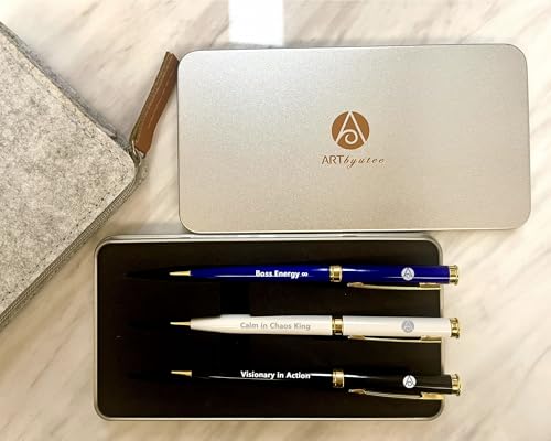 ARTbyutee Boss Gifts For Men Kugelschreiber aus Aluminiumlegierung mit Edelstahlmine, motivierendem Zitat, Luxus-Geschenkbox und wiederverwendbarem Filzstiftetui, Geschäftsgeschenk für Chefs ARTbyutee Boss Gifts For Men Kugelschreiber aus Aluminiumlegierung mit Edelstahlmine, motivierendem Zitat, Luxus-Geschenkbox und wiederverwendbarem Filzstiftetui, Geschäftsgeschenk für Chefs von ARTbyutee