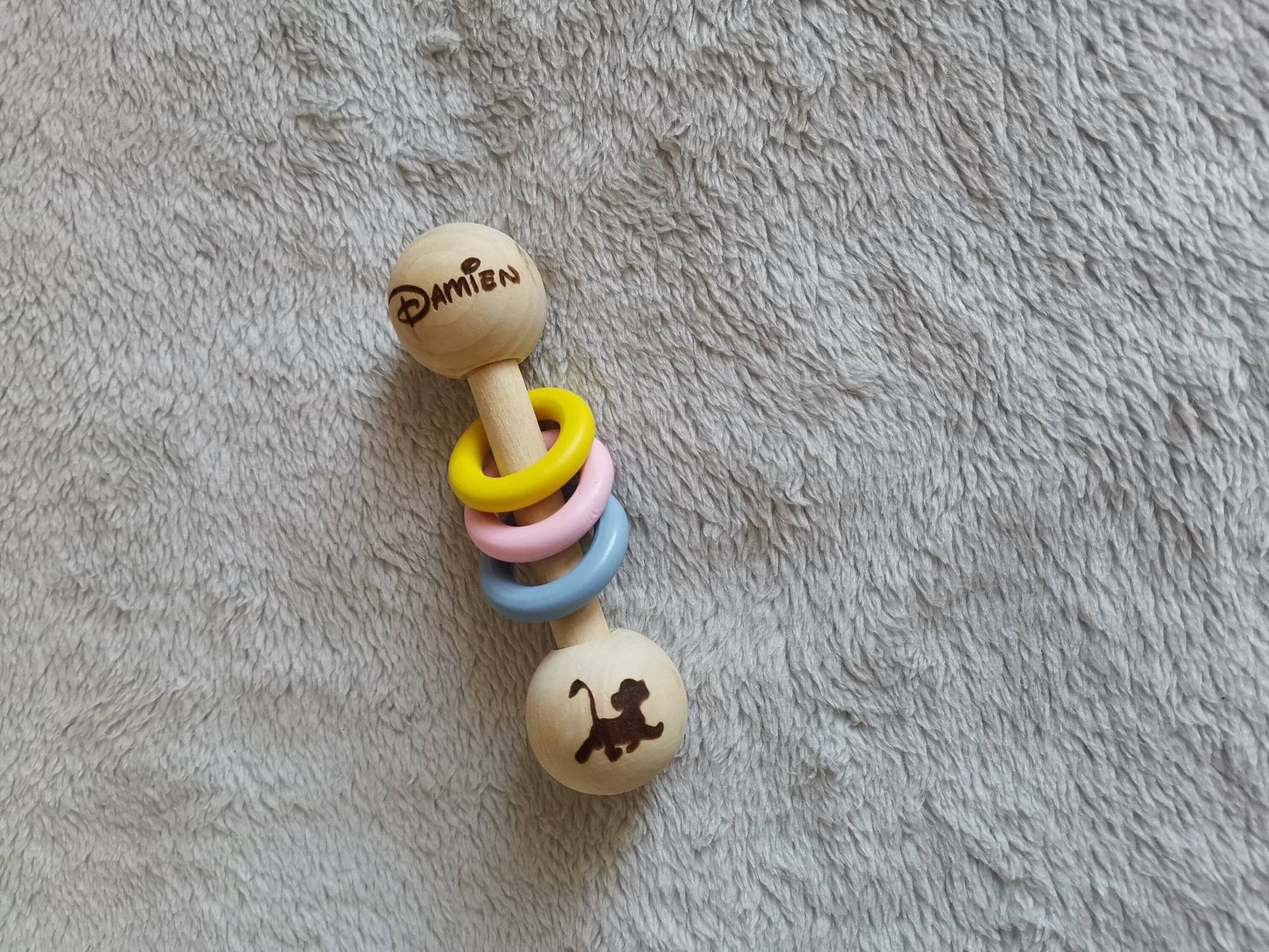 Personalisierte Holzrassel Mit Vornamen, Vornamengeschenk Für Baby, Ideal Zur Geburt, Taufe. Bieten Sie Ein Spielzeug An, Das Sowohl Lehrreich Als Personalisierte Holzrassel Mit Vornamen, Vornamengeschenk Für Baby, Ideal Zur Geburt, Taufe. Bieten Sie Ein Spielzeug An, Das Sowohl Lehrreich Als von ATOUT3D