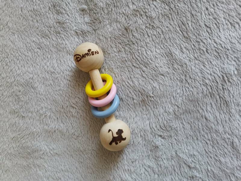 Personalisierte Holzrassel Mit Vornamen, Vornamengeschenk Für Baby, Ideal Zur Geburt, Taufe. Bieten Sie Ein Spielzeug An, Das Sowohl Lehrreich Als von ATOUT3D