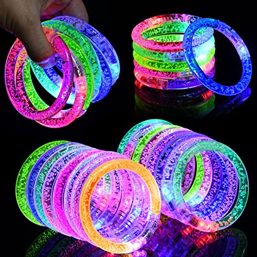 AUAUY 16 Stück LED Leuchtarmbänder Blinkende Armbänder in der Dunkelheit Party Zubehör Glowstick Armband, Beleuchtendes Spielzeug für Geburtstagsparty Geschenke, Armreif für Kinder Erwachsene von AUAUY