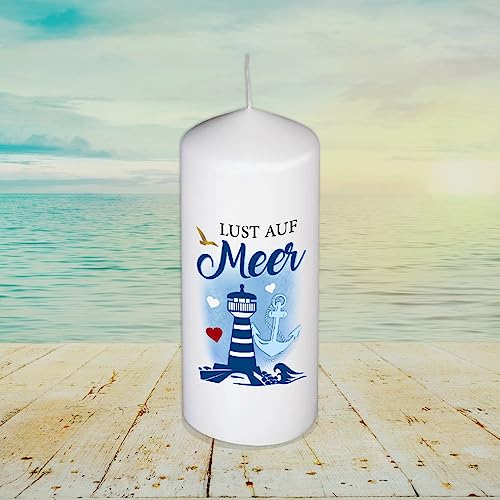 Maritime Stumpenkerze – Lust auf Meer - Sprüche für Kerzen auf Tattoofolie | Geschenkfolie und Schleife | mit Geschenkverpackung | Möwe Leuchtturm Meer See Anker Heimathafen von AV Andrea Verlag