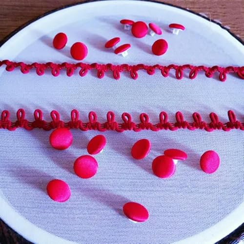 50 Stück/Los Bunte Satin-Stoffknöpfe für Hochzeitskleider, Rückenmantel, Hemd, DIY-Kleidungsdekoration (1 m Schnallenseil in gleicher Farbe senden) - Rot - Durchmesser 1,1 cm von AYHTUD