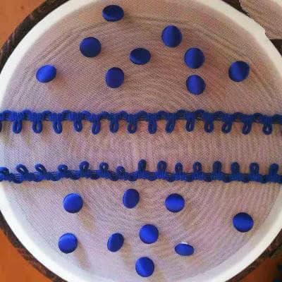 50 Stück/Los Bunte Satin-Stoffknöpfe für Hochzeitskleider, Rückenmantel, Hemd, DIY-Kleidungsdekoration (1 m Schnallenseil in gleicher Farbe senden) - Saphirblau - Durchmesser 1,1 cm von AYHTUD