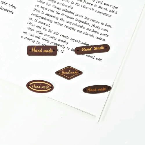 Mix 50 Stück Holzknöpfe "Hand Made" Buchstabenanhänger Holz Nähzubehör für Kleidung Handarbeit Scrapbooking Bastelbedarf DIY-Mix Braun von AYHTUD