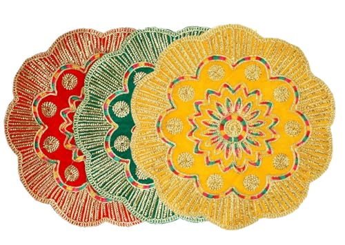 Set mit 3 runden Aasan-Samtstoff-Deko-Tüchern mit Sequenzarbeit für indische traditionelle Mehrzweck-Puja-Festivals, Neujahrsdekoration, Artikel und Artikel (Größe: 35,6 cm) (Rot + Grün + Gelb) von Aditri Creation