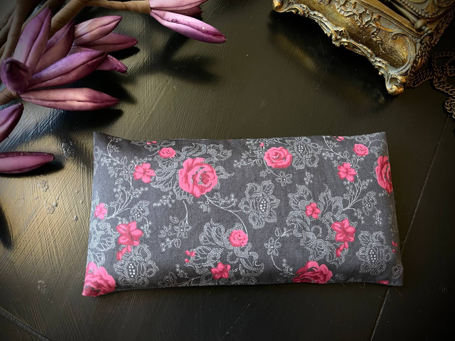 Yoga Augenkissen Dunkle Rote Rosen, Bio-Leinsamen, Bio-Lavendel, Waschbar Entspannung Meditation Reise Relax Schlaf Wellness Kühlkissen Yoga Augenkissen Dunkle Rote Rosen, Bio-Leinsamen, Bio-Lavendel, Waschbar Entspannung Meditation Reise Relax Schlaf Wellness Kühlkissen von Alrunalovelace