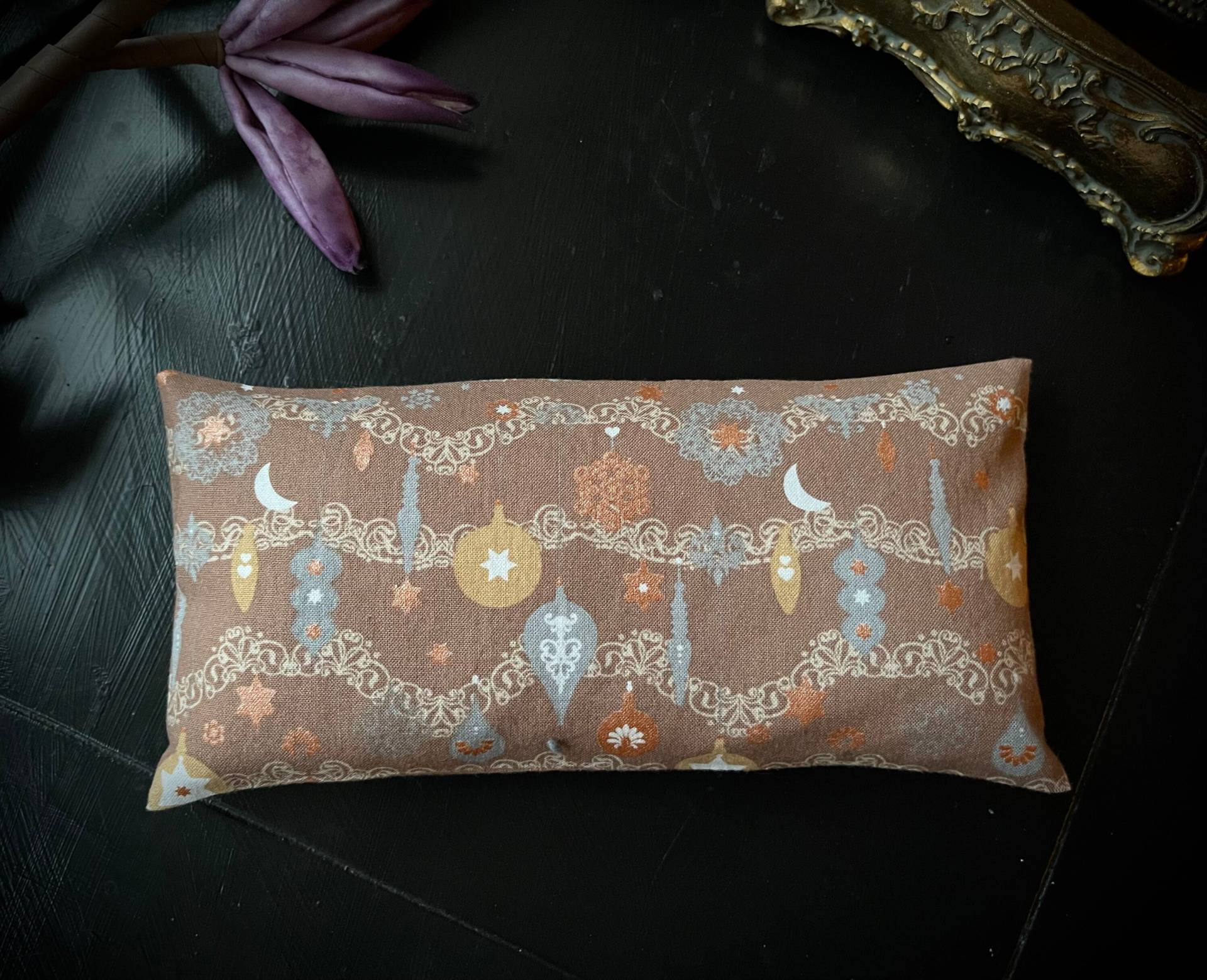 Yoga Augenkissen Festliche Ornamente, Bio-Leinsamen & Bio-Lavendel, Waschbar Entspannung Meditation Relax Schlaf Wellness Kühlkissen Yoga Augenkissen Festliche Ornamente, Bio-Leinsamen & Bio-Lavendel, Waschbar Entspannung Meditation Relax Schlaf Wellness Kühlkissen von Alrunalovelace