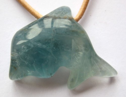 Delfin gebohrt Fluorit blaugrün 2,5x2,8 cm mit Lederband von Amaryllis