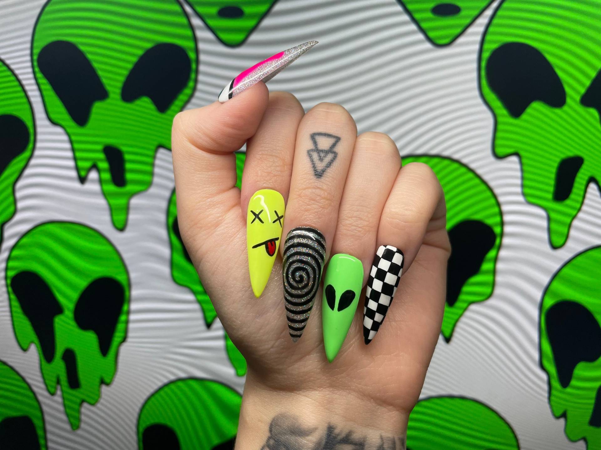 Neon Alien Nägel | "Dizzy" Luxus Große Stiletto Nägel Auf Gelnägel Handgemachte Benutzerdefinierte Alle Größen & Formen von AndysNails