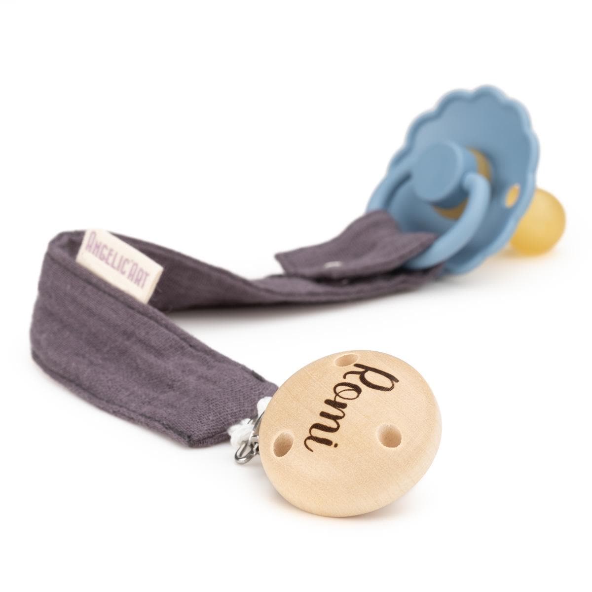 Schnullerband Mit Gravur Namen Für Babys⎮Mädchen Und Jungen⎮Holz - Natur⎮Personalisierte Schnullerkette⎮Dunkelgrau Schnullerband Mit Gravur Namen Für Babys⎮Mädchen Und Jungen⎮Holz - Natur⎮Personalisierte Schnullerkette⎮Dunkelgrau von AngelicArtBaby