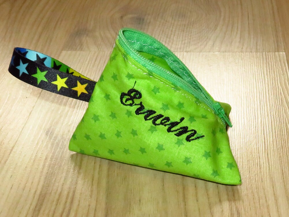Schnullertasche Mit Namen Bestickt Geschenk Zur Geburt Babygeschenk Unisex Grün Sternen Schnullertasche Mit Namen Bestickt Geschenk Zur Geburt Babygeschenk Unisex Grün Sternen von AnnimannieB