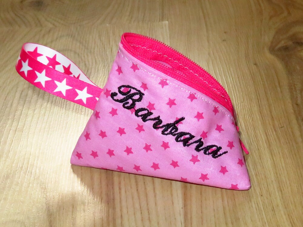 Schnullertasche Mit Namen Bestickt Personalisiert Babygeschenk Geschenk Zur Geburt Pink Mädchen Sterne Schnullertasche Mit Namen Bestickt Personalisiert Babygeschenk Geschenk Zur Geburt Pink Mädchen Sterne von AnnimannieB