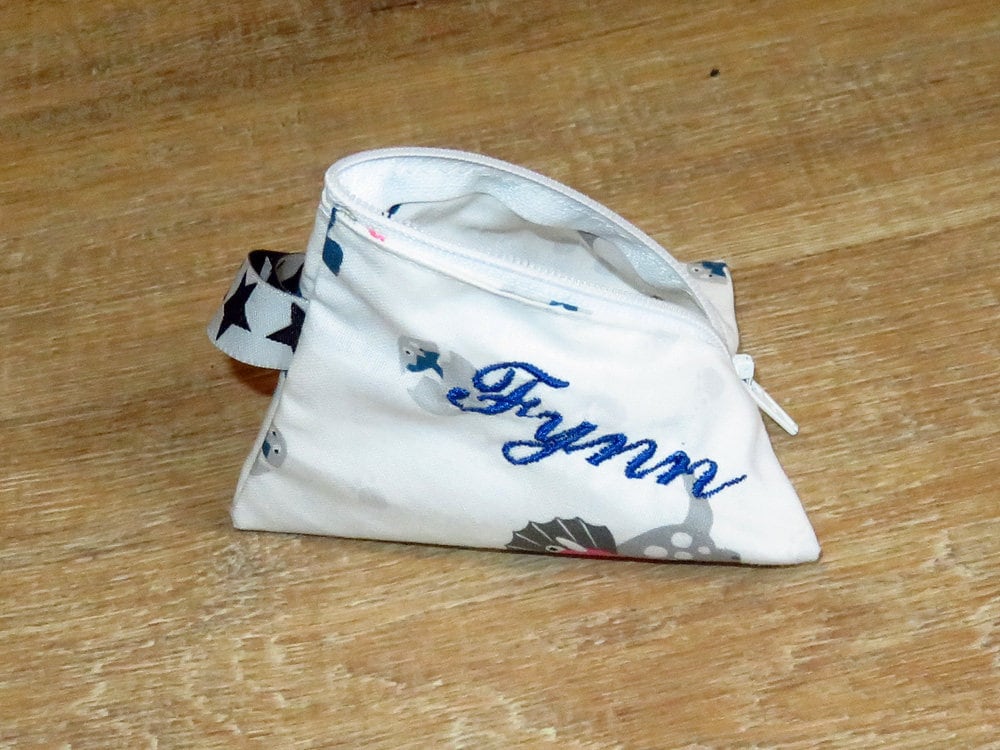 Schnullertasche Mit Namen Bestickt Personalisiert Geschenk Junge Mädchen Dinos Babygeschenk Schnullertasche Mit Namen Bestickt Personalisiert Geschenk Junge Mädchen Dinos Babygeschenk von AnnimannieB