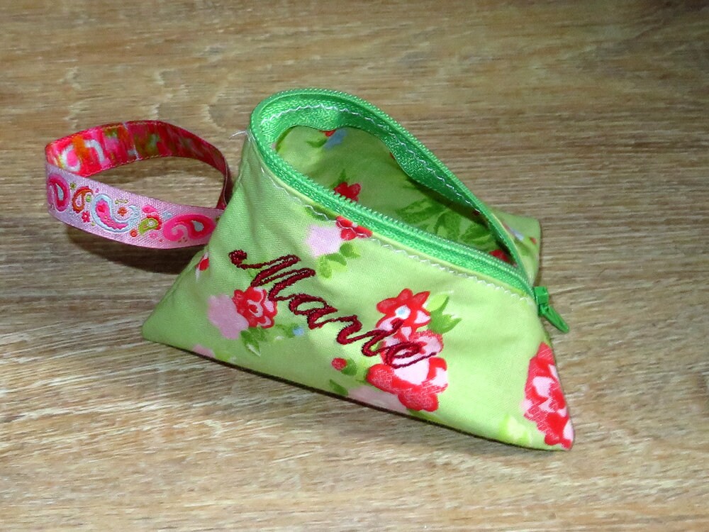 Schnullertasche Mit Namen Bestickt Personalisiert Geschenk Zur Geburt Babygeschenk Schnullerbeutel Grün Rosen Schnullertasche Mit Namen Bestickt Personalisiert Geschenk Zur Geburt Babygeschenk Schnullerbeutel Grün Rosen von AnnimannieB