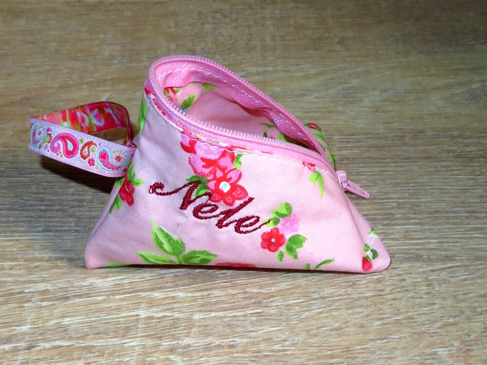 Schnullertasche Mit Namen Bestickt Personalisiert Wunschname Rosa Rosen Babygeschenk Mädchen Schnullertasche Mit Namen Bestickt Personalisiert Wunschname Rosa Rosen Babygeschenk Mädchen von AnnimannieB