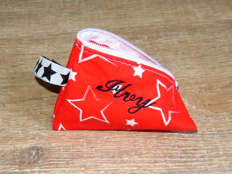 Schnullertasche Mit Namen Bestickt Personalisiert Wunschname Rot Sterne Babygeschenk Schnullertasche Mit Namen Bestickt Personalisiert Wunschname Rot Sterne Babygeschenk von AnnimannieB