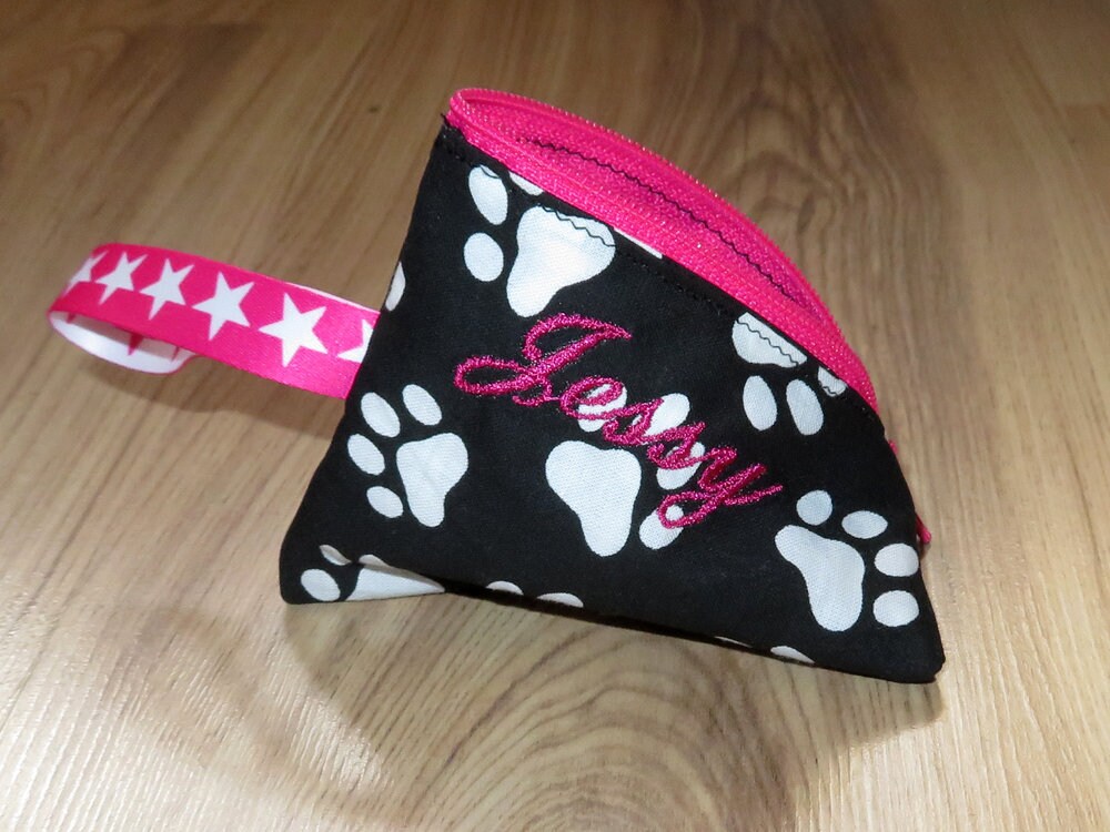 Schnullertasche Mit Namen Bestickt Wunschname Personalisiert Babygeschenk Unisex Junge Mädchen Pfoten Hund Katze Schnullertasche Mit Namen Bestickt Wunschname Personalisiert Babygeschenk Unisex Junge Mädchen Pfoten Hund Katze von AnnimannieB