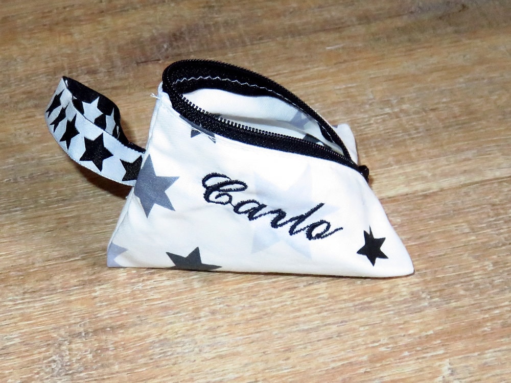 Schnullertasche Mit Namen Bestickt Wunschname Personalisiert Geschenk Zur Geburt - Babygeschenk Weiß Sternen Schnullertasche Mit Namen Bestickt Wunschname Personalisiert Geschenk Zur Geburt - Babygeschenk Weiß Sternen von AnnimannieB