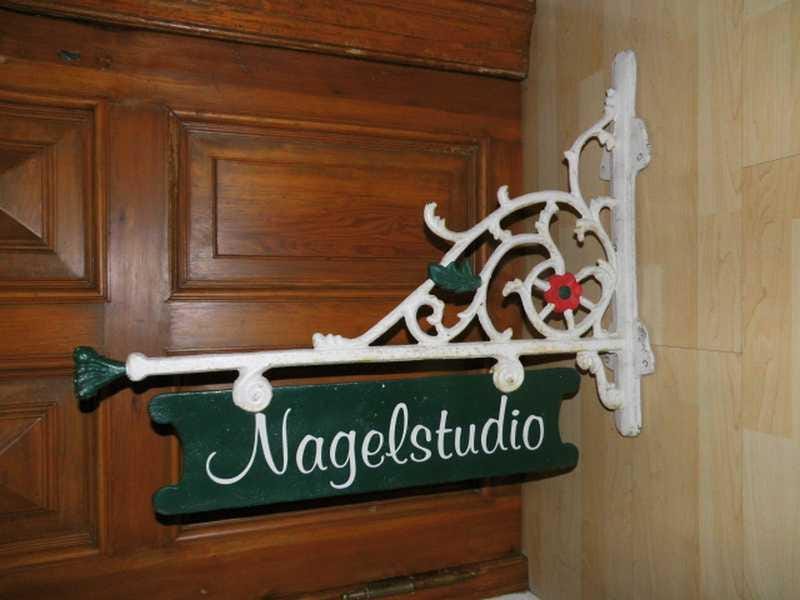 Alte Wandhalterung Ausleger Ladenschild Reklame Werbung Nagelstudio Gusseisen Alte Wandhalterung Ausleger Ladenschild Reklame Werbung Nagelstudio Gusseisen von AntikDekoVintage