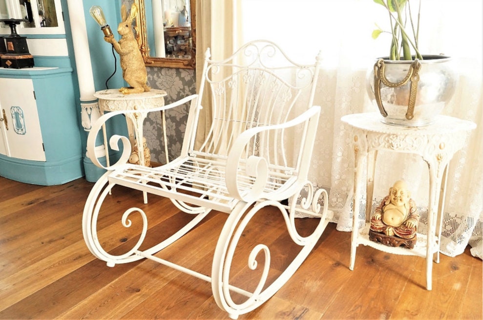 Elegant Antique-style Rustic White Iron Garden Chair For Indoor & Outdoor Enchantment Elegant Antique-style Rustic White Iron Garden Chair For Indoor & Outdoor Enchantment von AntiquaVinux