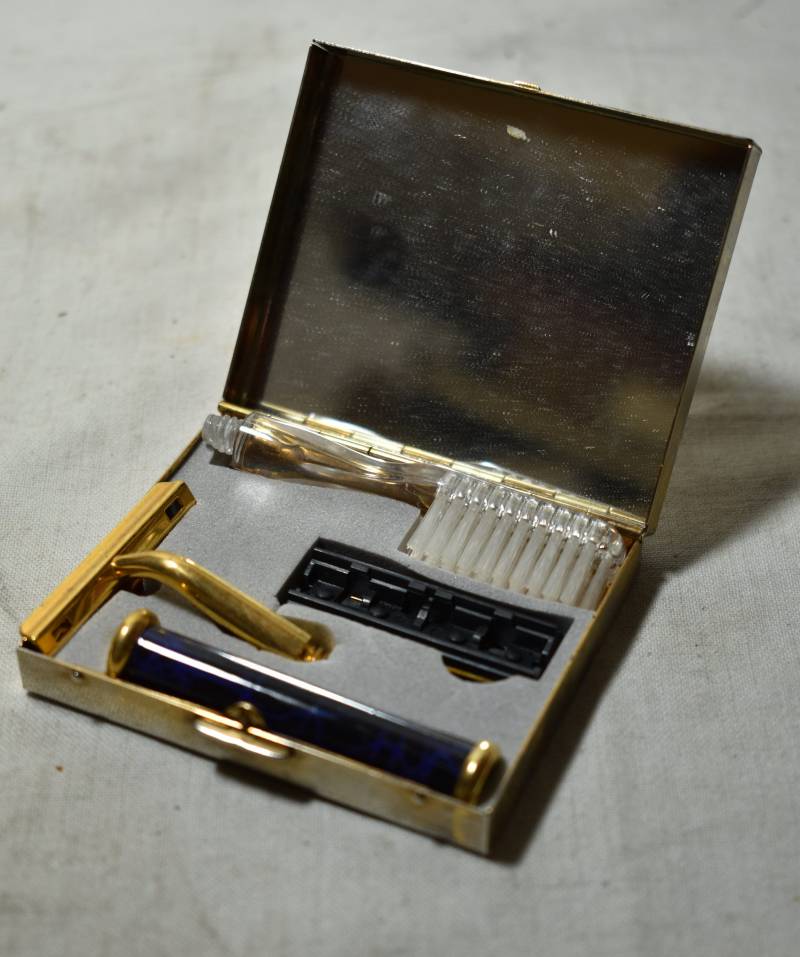Vintage Sammlertasche Mit Zahnrasier&rasierklinge Auch Innenspiegel von AntiquesGiftsArt