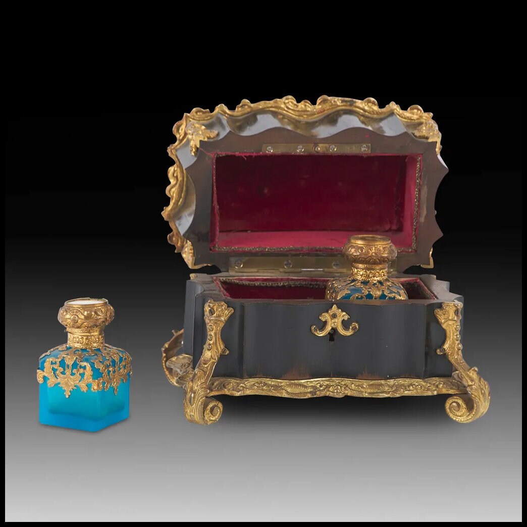 Grand Tour Souvenirs Aus Dem Frühen 19.jh. Royale Vergoldeter Bronze Fragrance Necessaire Mit Vergoldeten Opalflaschen Und Einem Sèvres-stil-Panel von AntiquesInvest