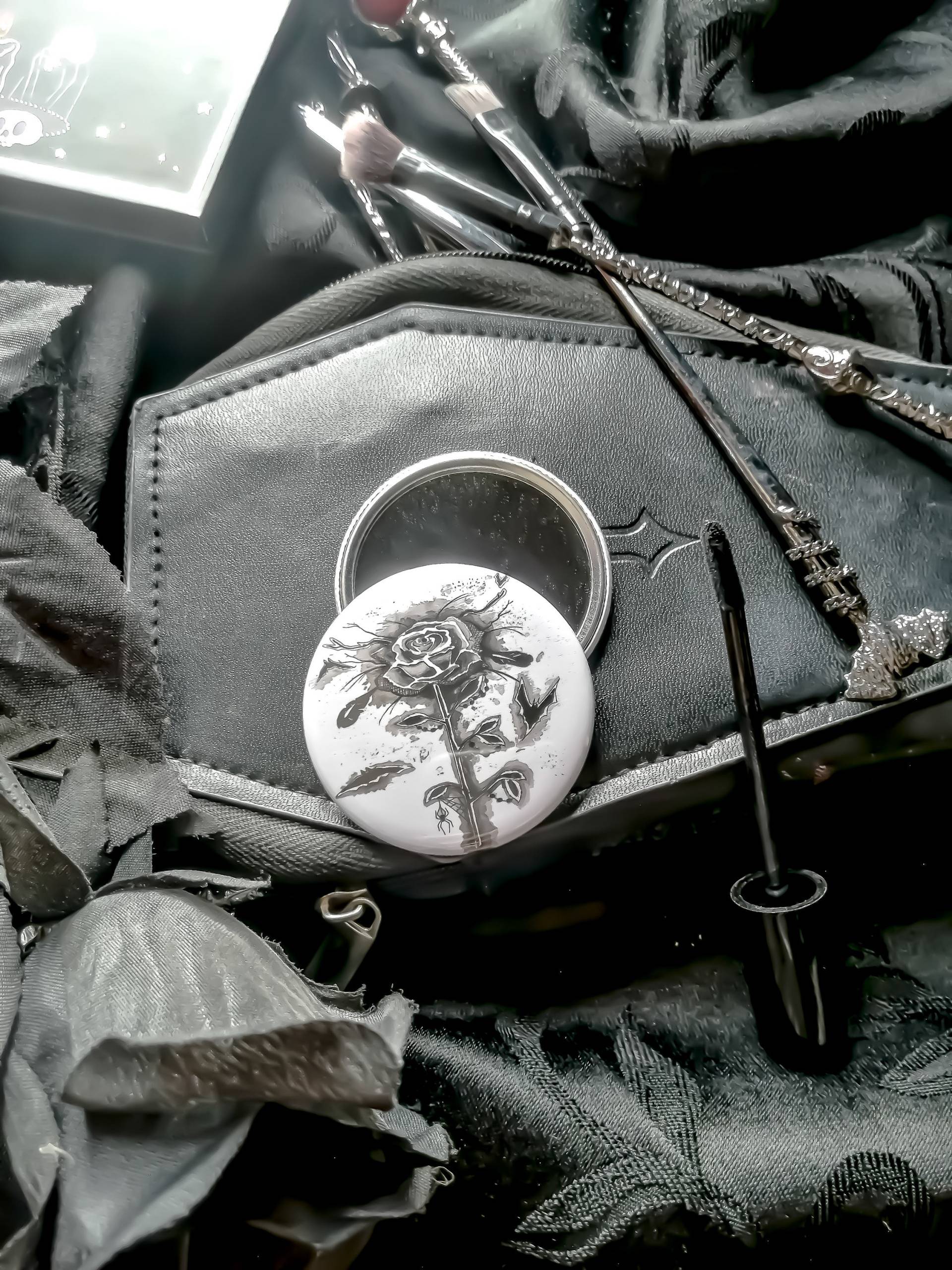 In Mourning - Originaler 56 Mm Gothic Vampir Smokey Black Rose Fledermaus Taschenspiegel In Mourning - Originaler 56 Mm Gothic Vampir Smokey Black Rose Fledermaus Taschenspiegel von ArtbyBeckki