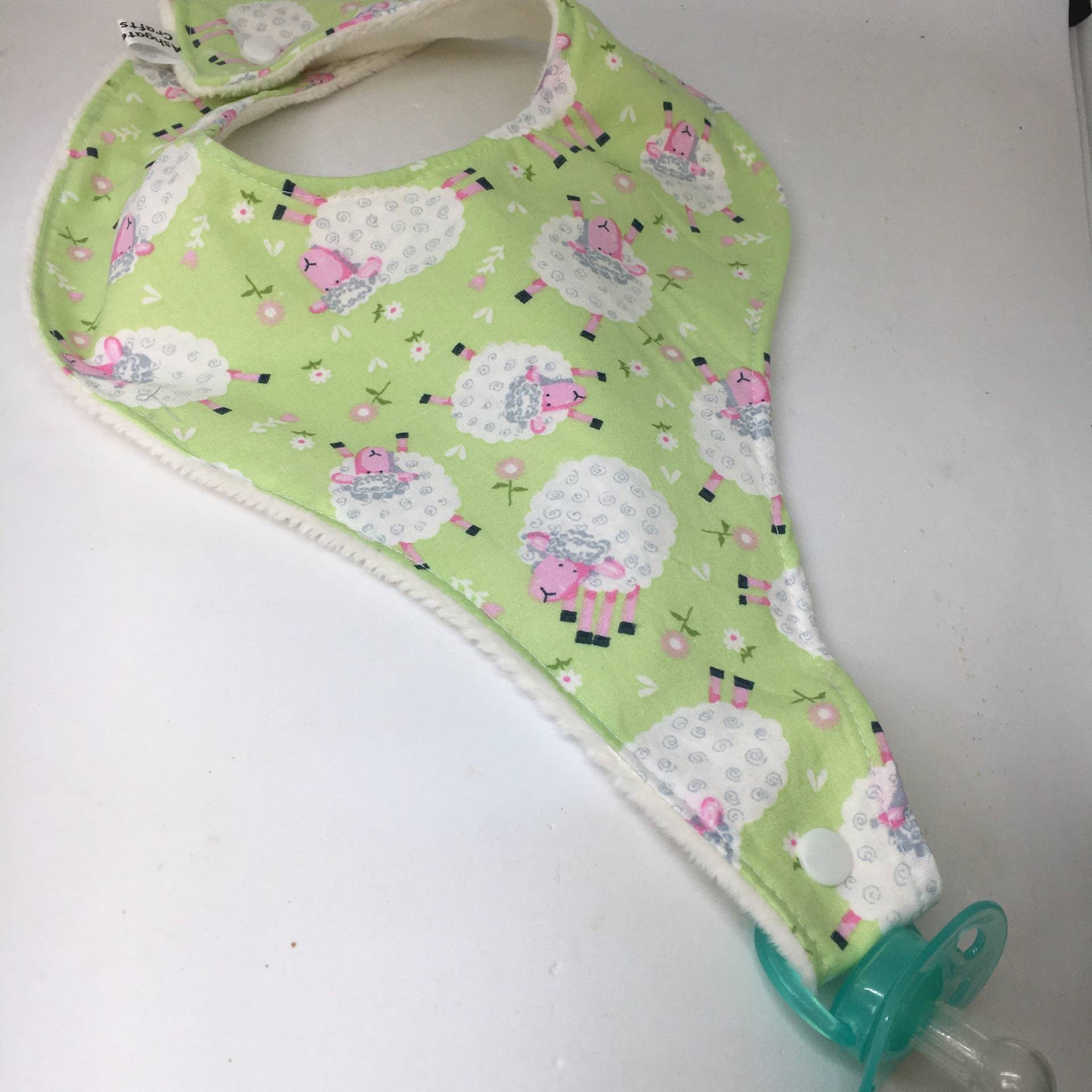 Baby Lätzchen, Dribbeln Sabber Schnuller Schnuller, Dodie, Nuckel, Baby-Dusche-Geschenk, Baby-Geschenk, Schäfchen Baby Lätzchen, Dribbeln Sabber Schnuller Schnuller, Dodie, Nuckel, Baby-Dusche-Geschenk, Baby-Geschenk, Schäfchen von AshgateCrafts