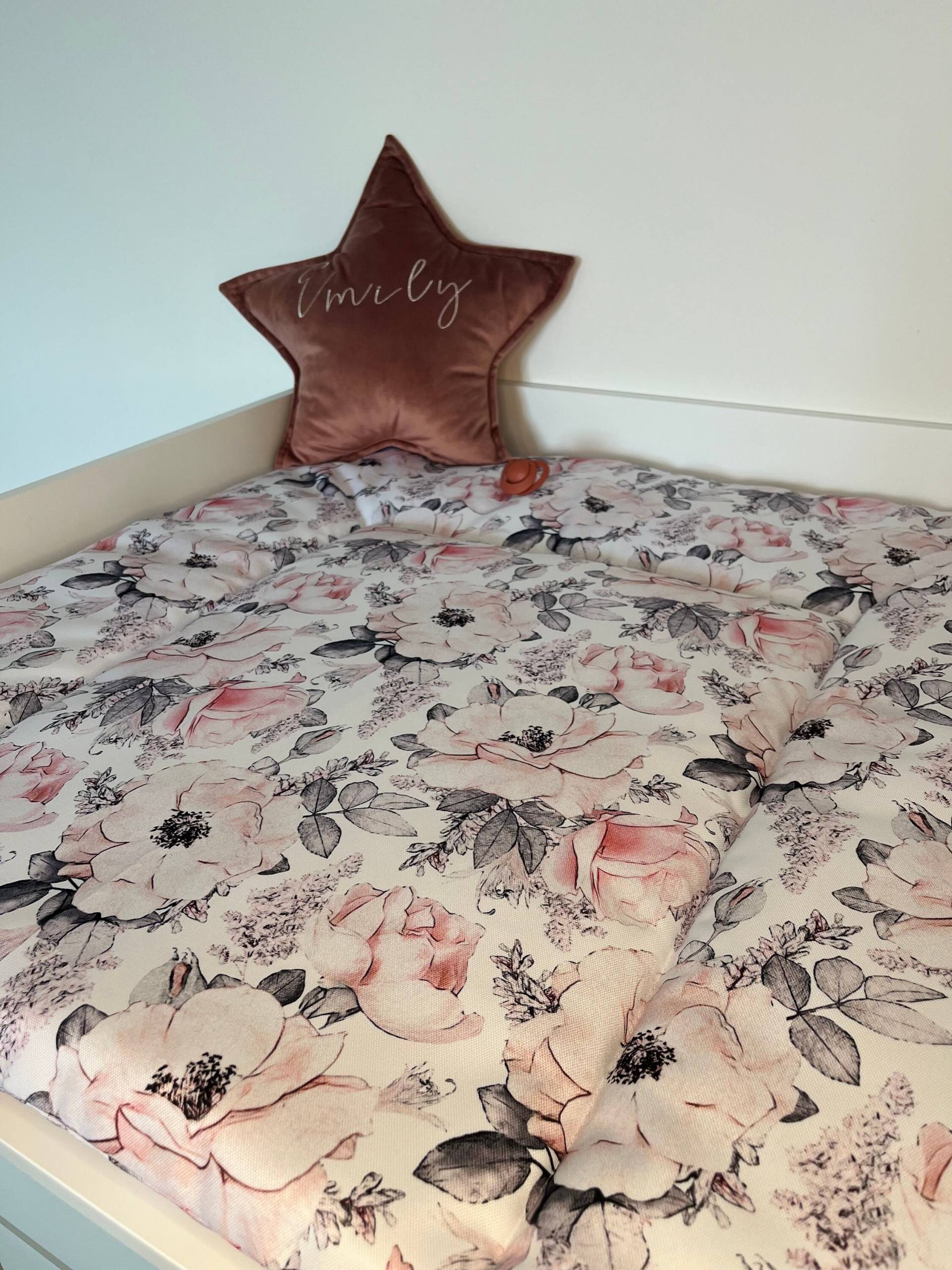Wasserabweisende Wickelunterlage, Wickeltisch, Babypartygeschenk, Geschenk Für Ein Neugeborenes, Rosa Blumen, Babyzimmer, Abwaschbare Wickel Wasserabweisende Wickelunterlage, Wickeltisch, Babypartygeschenk, Geschenk Für Ein Neugeborenes, Rosa Blumen, Babyzimmer, Abwaschbare Wickel von AtelieMagique