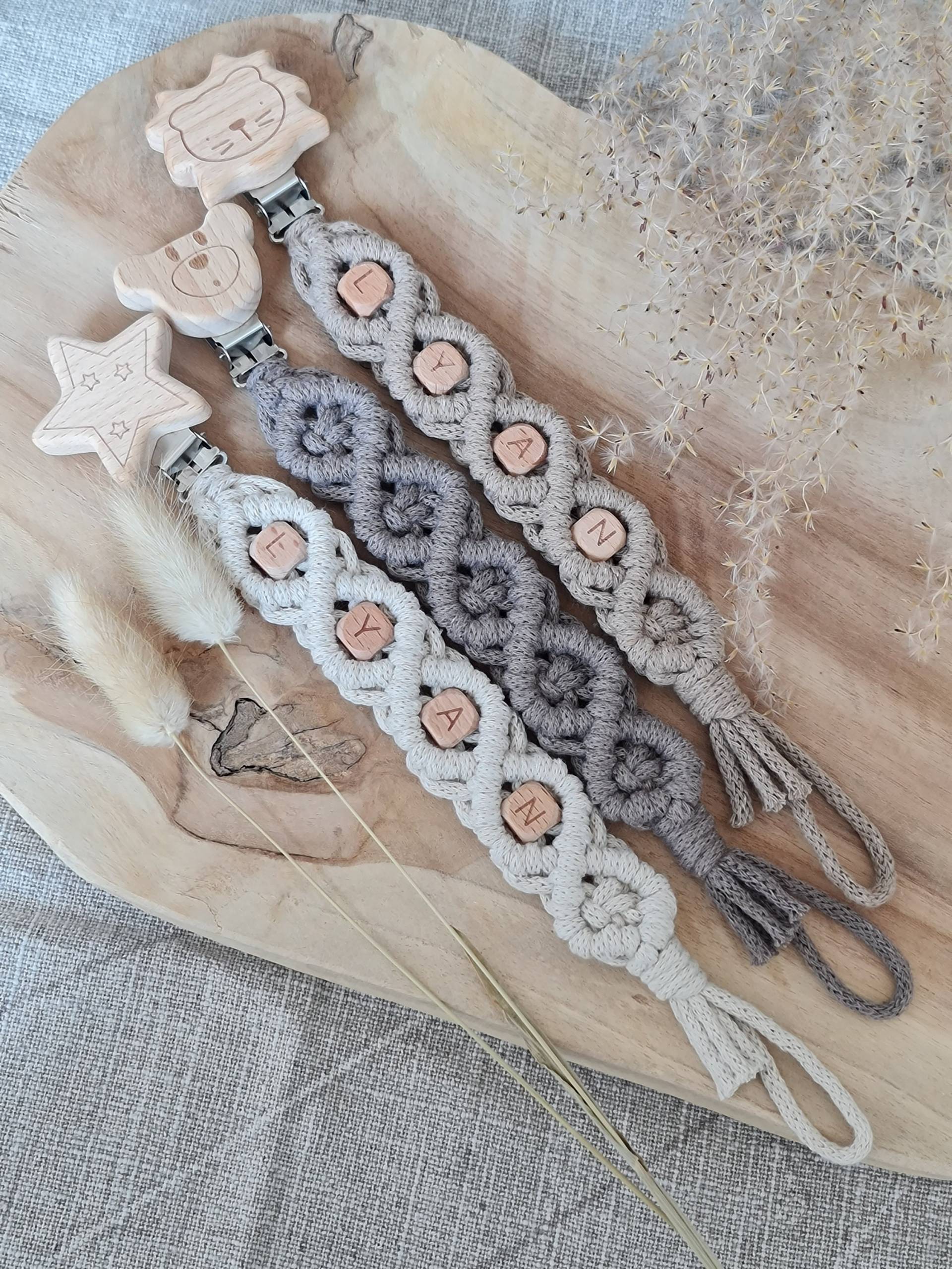 Makramee Schnullerkette Mit Namen, Schnullerkette, Schnullerhalter, Babygeschenk, Handmade, Handgemacht, 100% Baumwolle, Clip, Schnuller Makramee Schnullerkette Mit Namen, Schnullerkette, Schnullerhalter, Babygeschenk, Handmade, Handgemacht, 100% Baumwolle, Clip, Schnuller von AtelierAnkaShop