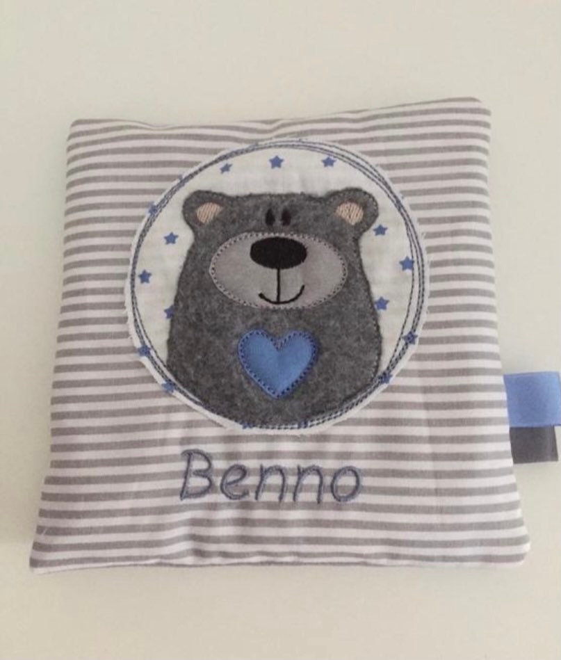 Körnerkissen Bestickt Mit Wunschname Und Bär Grau Gestreift Blau Personalisiertes Geschenkgeschenk Zur Geburtgeschenk Taufe Körnerkissen Bestickt Mit Wunschname Und Bär Grau Gestreift Blau Personalisiertes Geschenkgeschenk Zur Geburtgeschenk Taufe von AureaArtisShop