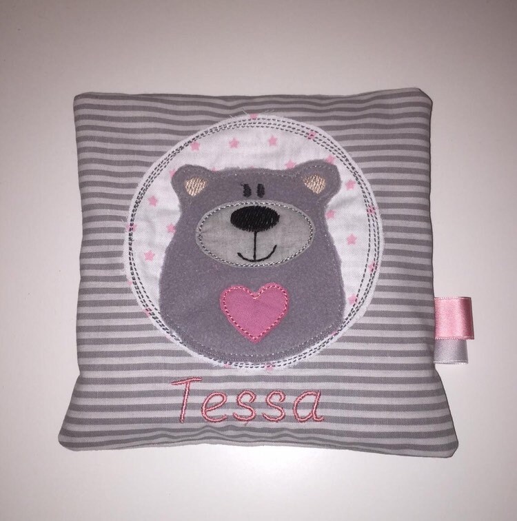 Körnerkissen Bestickt Mit Wunschname Und Bär Grau Gestreiftpersonalisiertes Geschenkgeschenk Zur Geburtgeschenk Taufe Wärmekissen Körnerkissen Bestickt Mit Wunschname Und Bär Grau Gestreiftpersonalisiertes Geschenkgeschenk Zur Geburtgeschenk Taufe Wärmekissen von AureaArtisShop