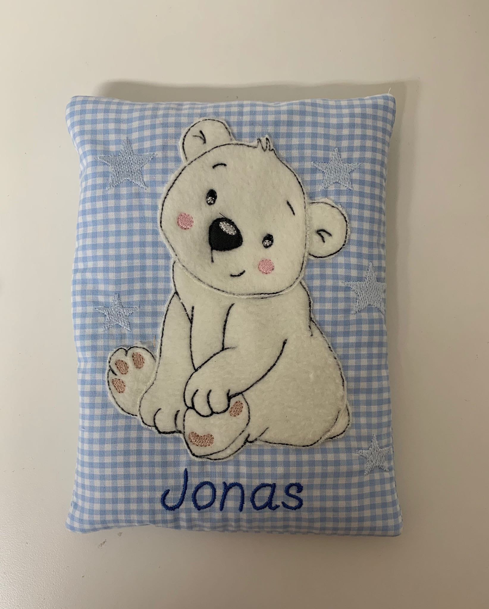 Körnerkissen Mit Appliziertem Eisbären Blau Kariert| Personalisiertes Geschenkgeschenk Zur Geburtgeschenk Taufe Wärmekissen Körnerkissen Mit Appliziertem Eisbären Blau Kariert| Personalisiertes Geschenkgeschenk Zur Geburtgeschenk Taufe Wärmekissen von AureaArtisShop