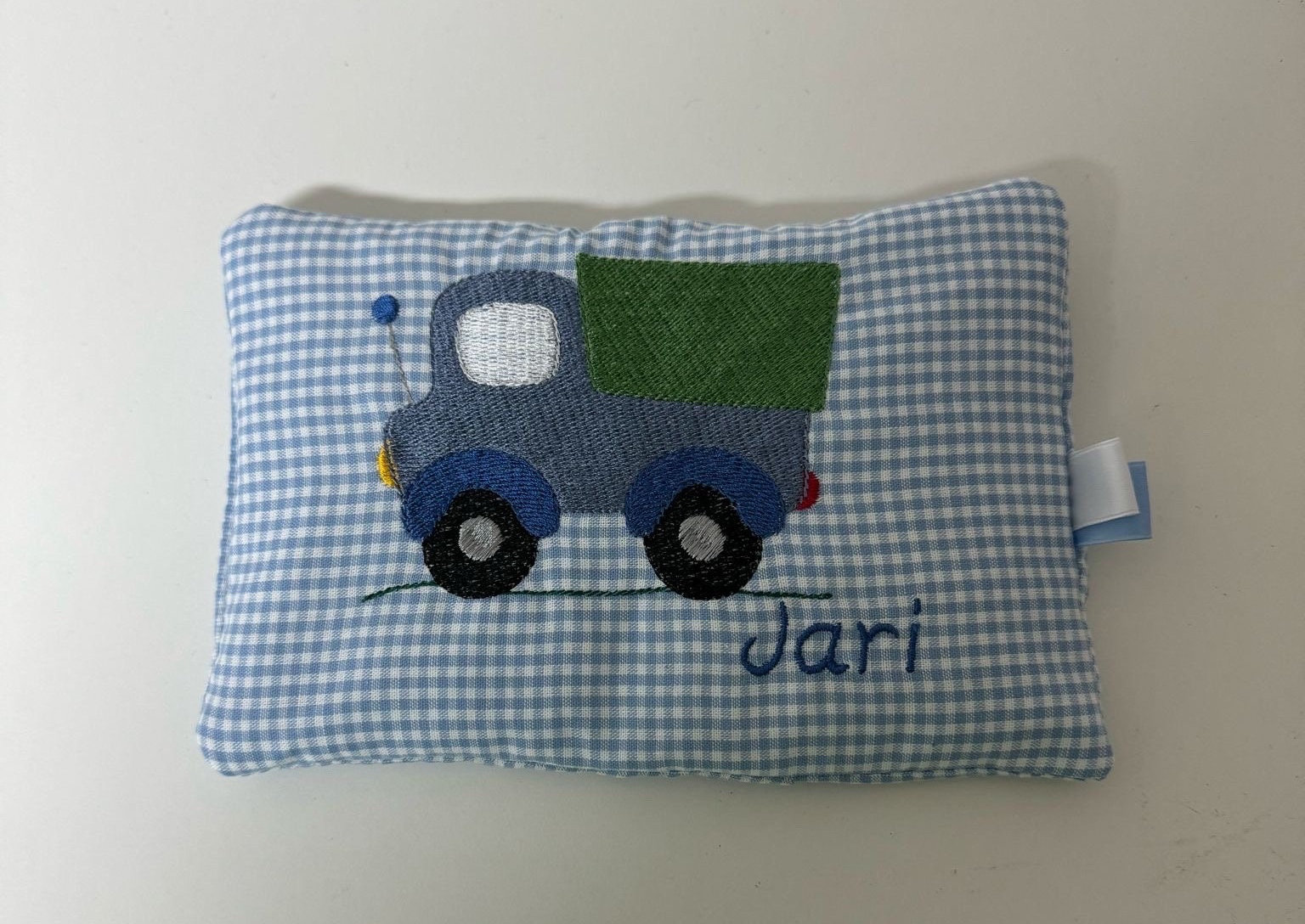 Körnerkissen Mit Gesticktem Laster Blau Kariert Personalisiertes Geschenkgeschenk Zur Geburtgeschenk Taufe Wärmekissen Körnerkissen Mit Gesticktem Laster Blau Kariert Personalisiertes Geschenkgeschenk Zur Geburtgeschenk Taufe Wärmekissen von AureaArtisShop