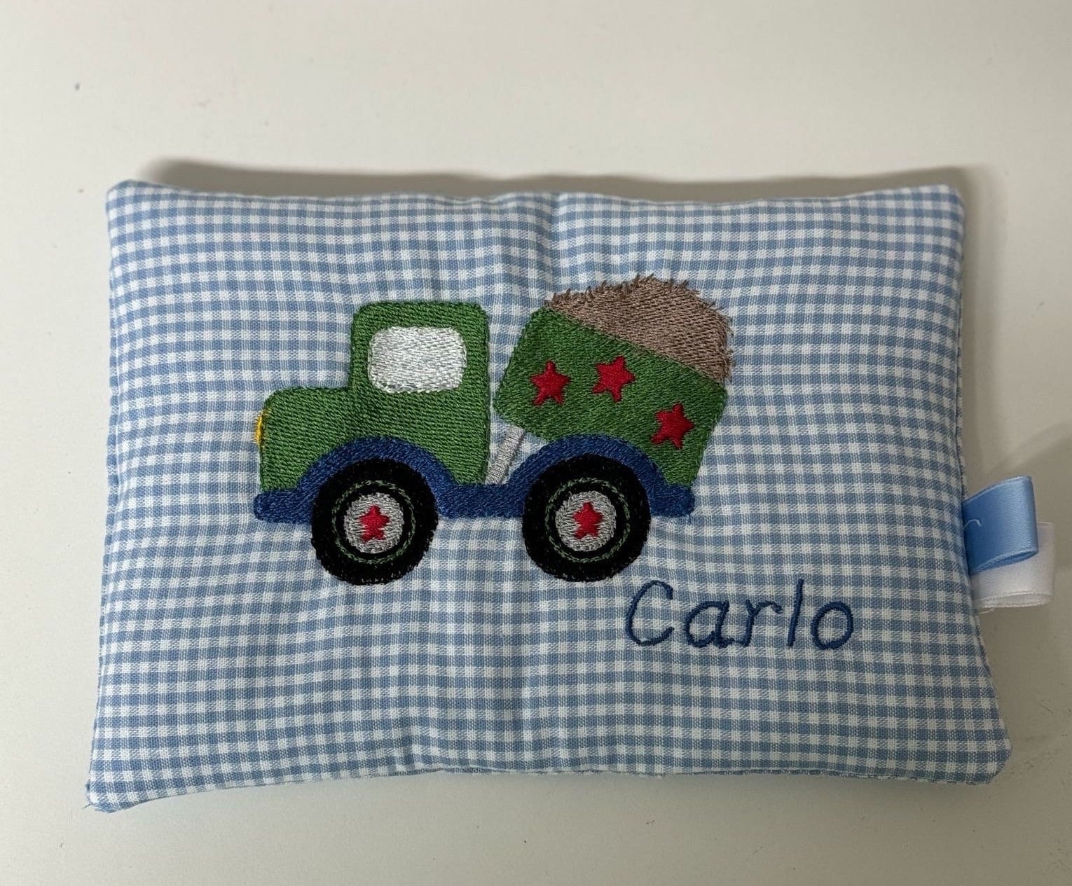 Körnerkissen Mit Gesticktem Lkw Blau Kariert Personalisiertes Geschenkgeschenk Zur Geburtgeschenk Taufe Wärmekissen Körnerkissen Mit Gesticktem Lkw Blau Kariert Personalisiertes Geschenkgeschenk Zur Geburtgeschenk Taufe Wärmekissen von AureaArtisShop