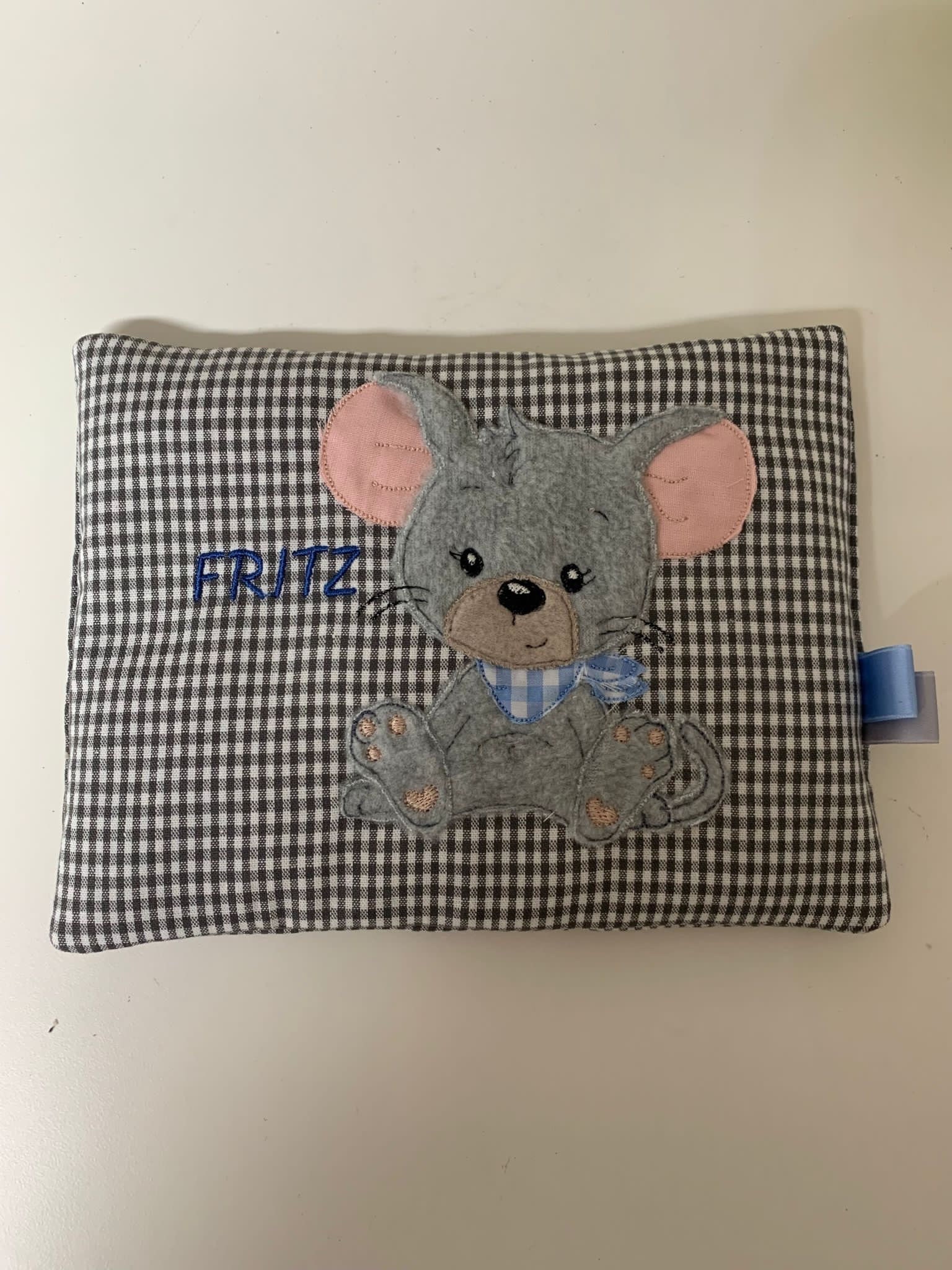 Körnerkissen Mit Maus Grau Kariert Personalisiertes Geschenkgeschenk Zur Geburtgeschenk Taufe Wärmekissen Körnerkissen Mit Maus Grau Kariert Personalisiertes Geschenkgeschenk Zur Geburtgeschenk Taufe Wärmekissen von AureaArtisShop