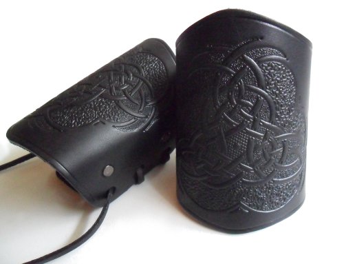 1 Paar Leder Armschützer geprägt mit keltischem Knoten - Länge: 11 cm Farbe: schwarz von Auroris